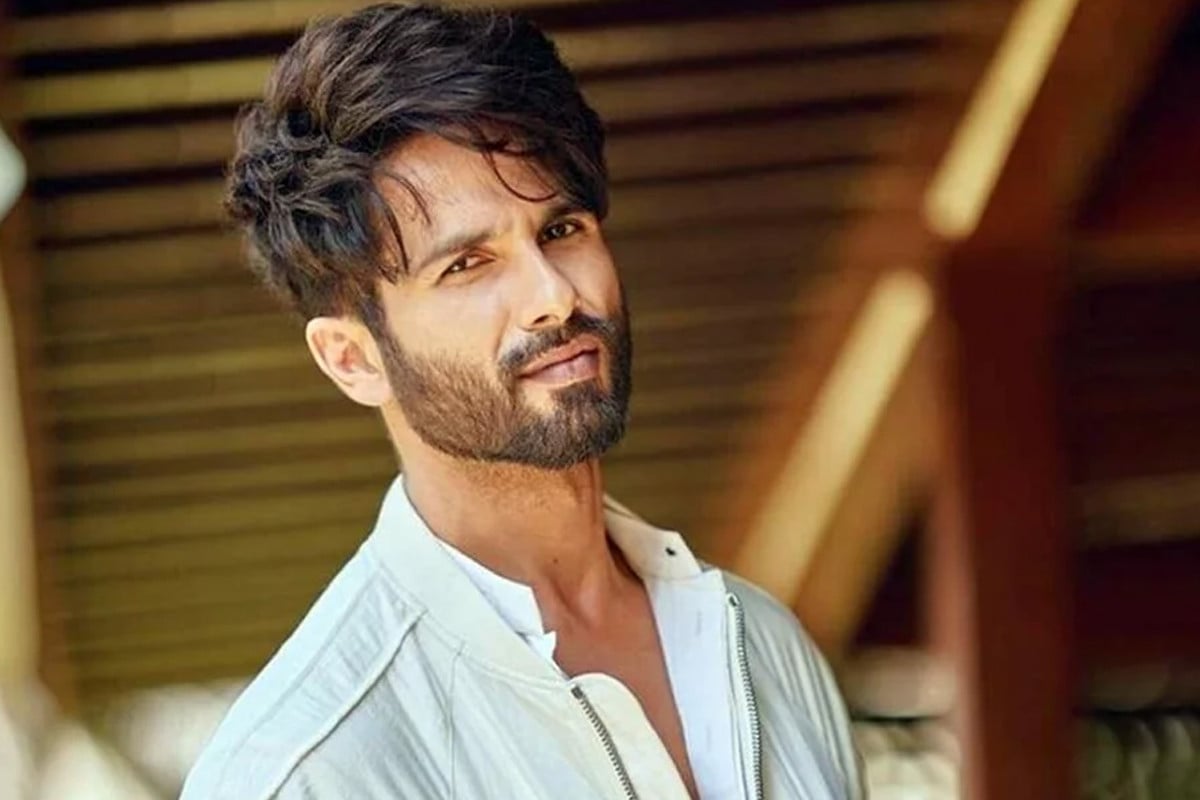 ভক্তদের মঞ্চে ডেকে বিপাকে বলিউড অভিনেতা