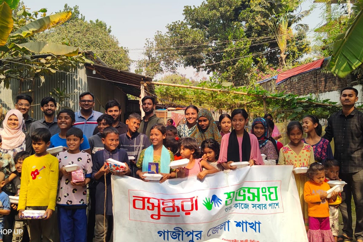সুবিধাবঞ্চিত শিশুদের খাবার বিতরণ করল বসুন্ধরা শুভসংঘ