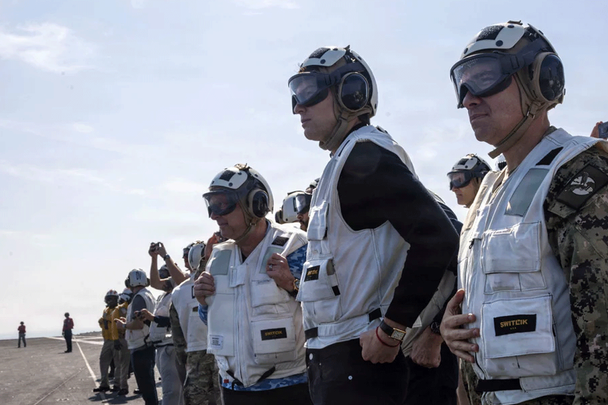 মধ্যপ্রাচ্যে মার্কিন বিমানতরী পরিদর্শন করলেন উইটকফ