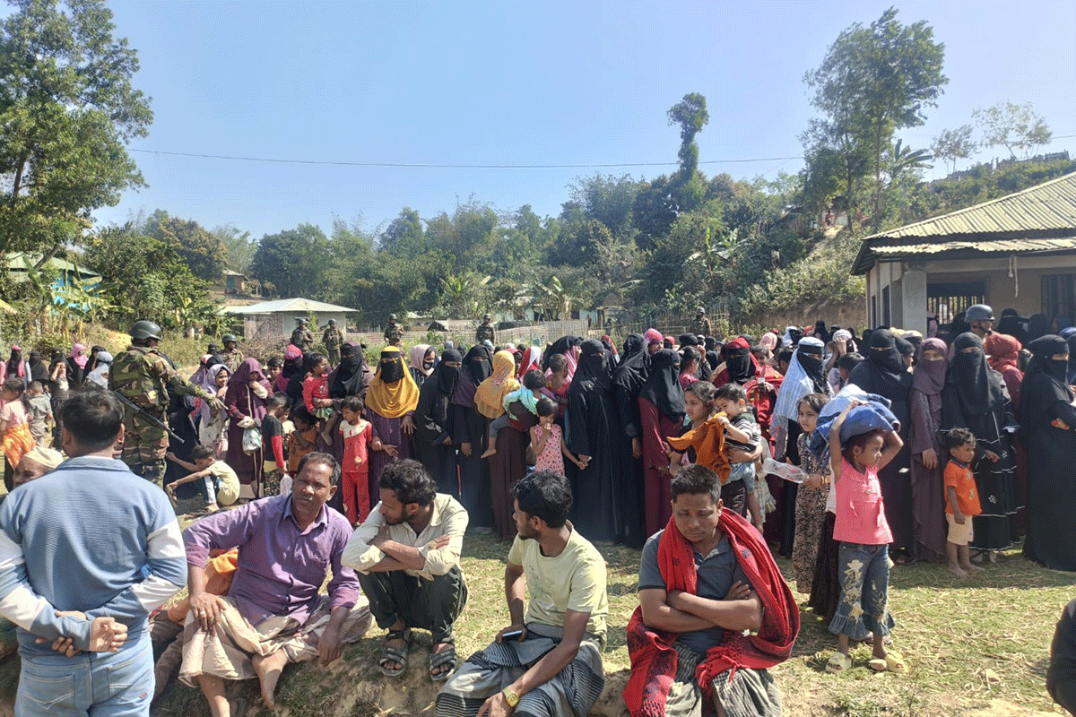 যৌথবাহিনীর অভিযানে এক হাজার রোহিঙ্গা আটক