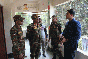 নারায়ণগঞ্জে সেনাবাহিনীর ভোটকেন্দ্র পরিদর্শন