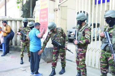 মাঠে সেনাসহ সব বাহিনীর সদস্য