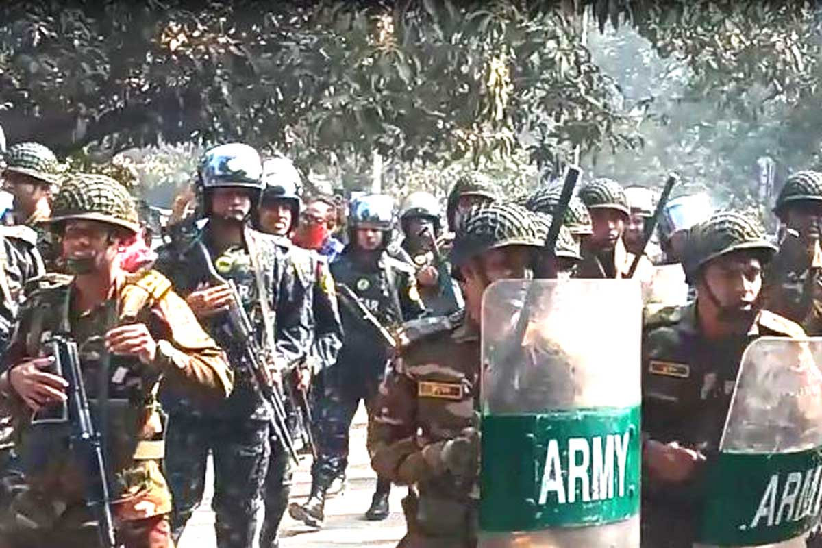 চাঁপাইনবাবগঞ্জে যৌথবাহিনীর মহড়া অনুষ্ঠিত