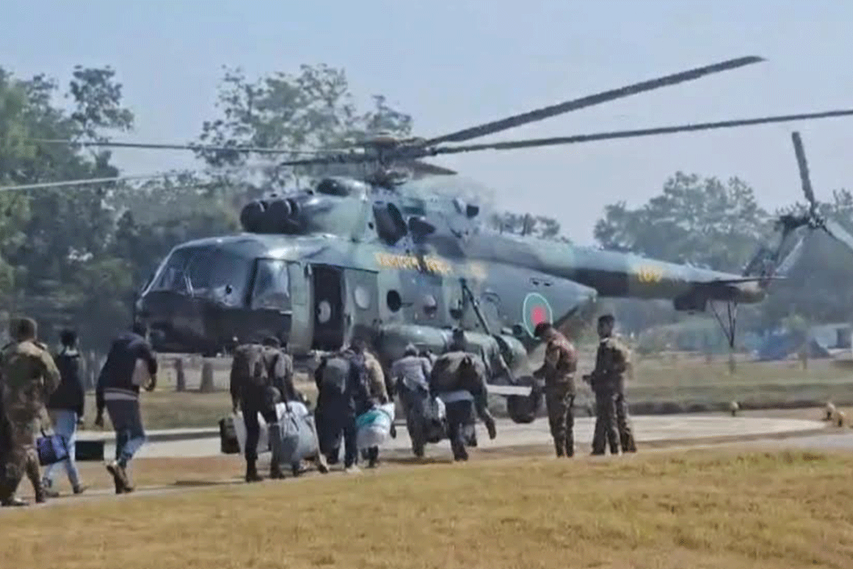 হেলিকপ্টারে খাগড়াছড়ির তিন কেন্দ্রে পৌঁছানো হলো নির্বাচনী সরঞ্জাম