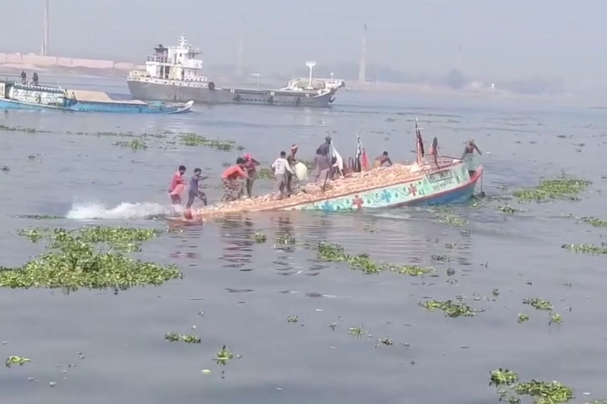 নারায়ণগঞ্জে ধলেশ্বরী নদীতে ইটবোঝাই বাল্কহেড ডুবি