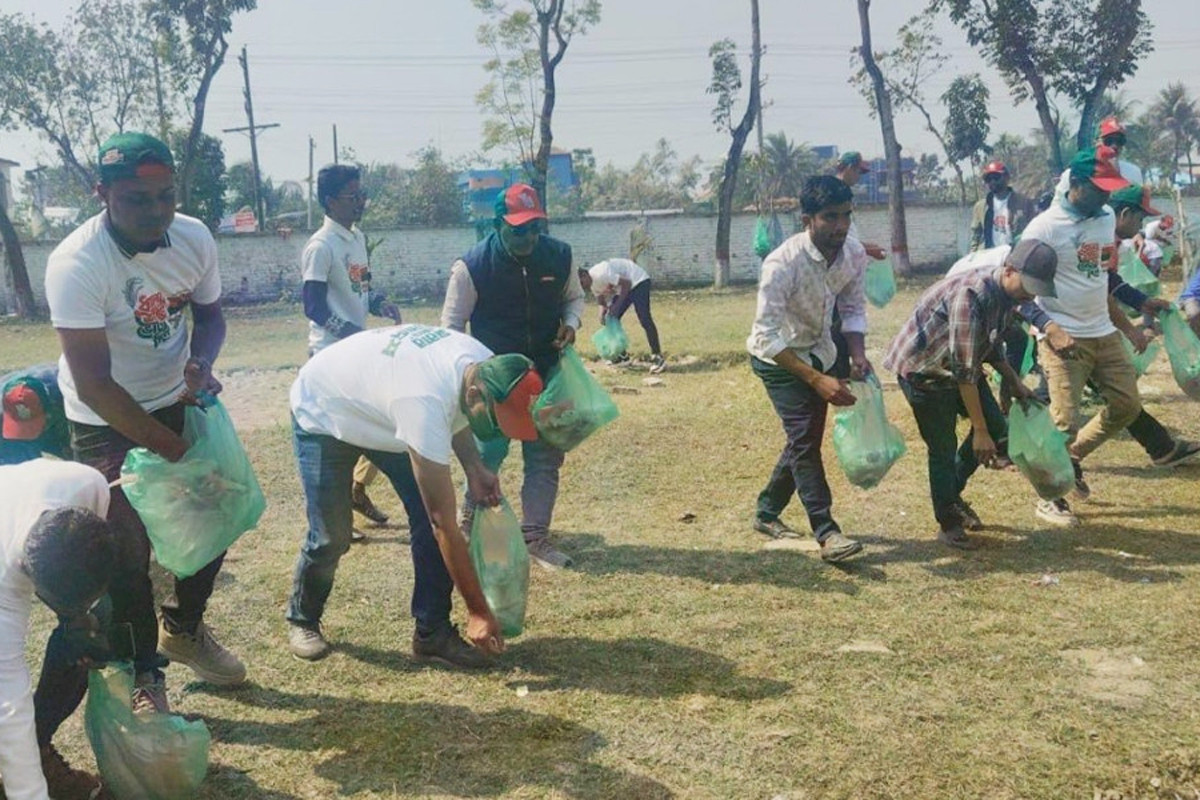 জনসভা করল জামায়াত, মাঠ পরিষ্কার করলেন বিএনপি নেতাকর্মীরা