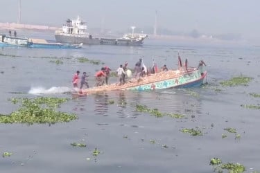 নারায়ণগঞ্জে ধলেশ্বরী নদীতে ইটবোঝাই বাল্কহেড ডুবি