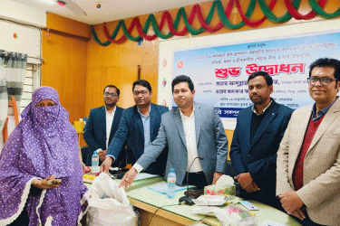 নাটোরের সিংড়ায় কৃষকদের মাঝে বীজ ও সার বিতরণ