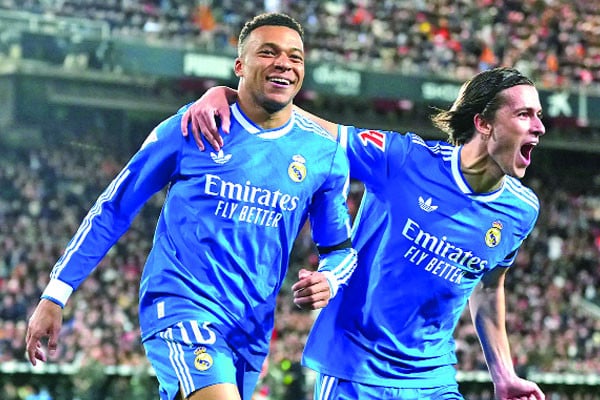 বার্সার পিছু ছুটছে রিয়াল