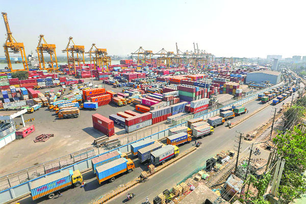 বন্দরে ফিরেছে প্রাণচাঞ্চল্য