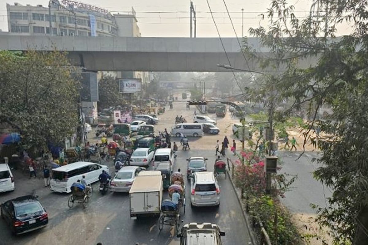 সড়কে বাস সংকট, মোড়ে মোড়ে যাত্রীদের ভিড়