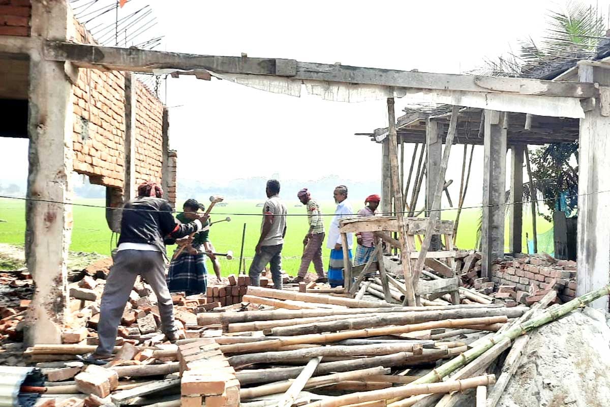 গোপালগঞ্জে পাউবো’র উচ্ছেদ অভিযানে সরকারী জমি উদ্ধার