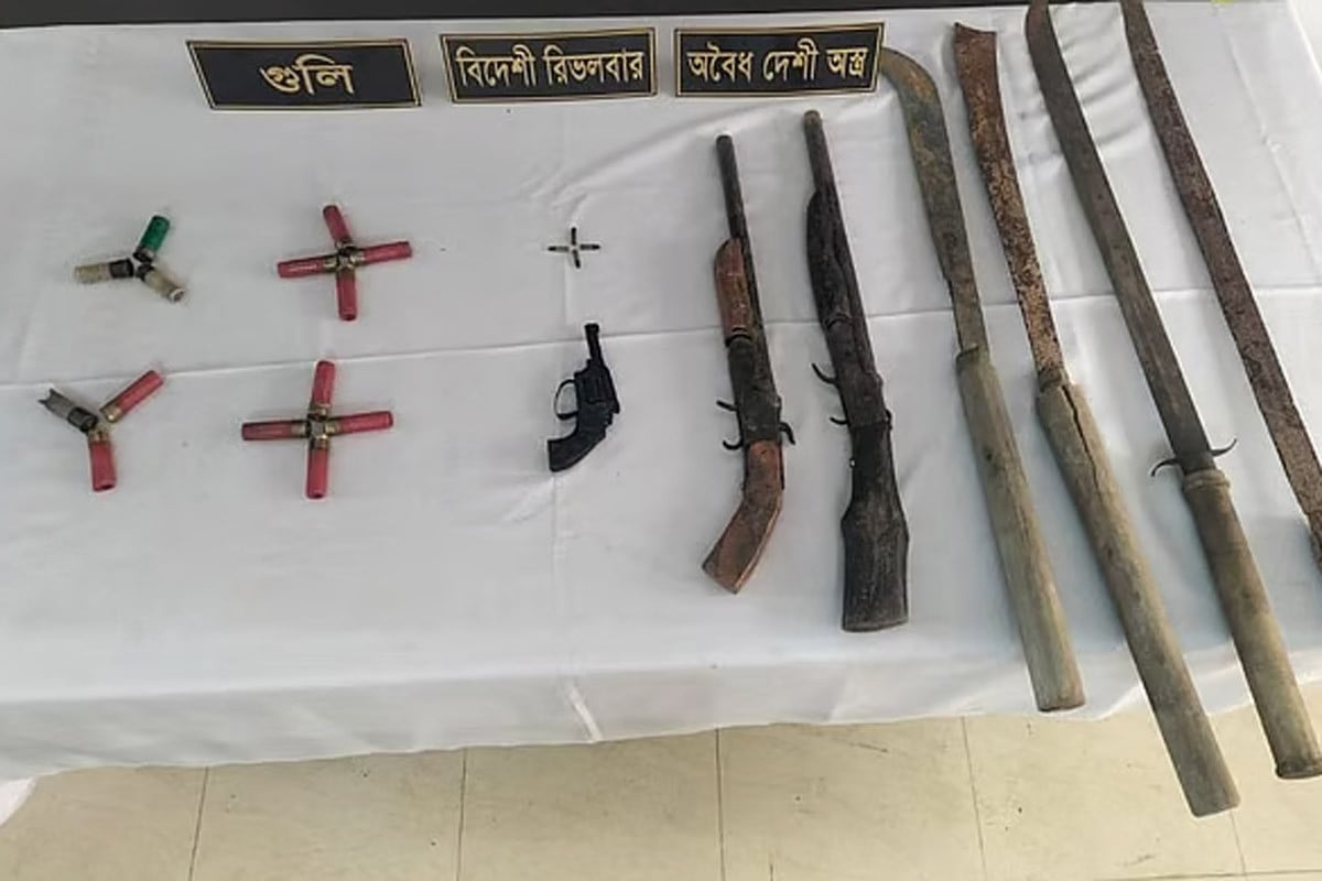 বাঁশখালীতে র‌্যাবের অভিযানে অস্ত্র-গুলি উদ্ধার