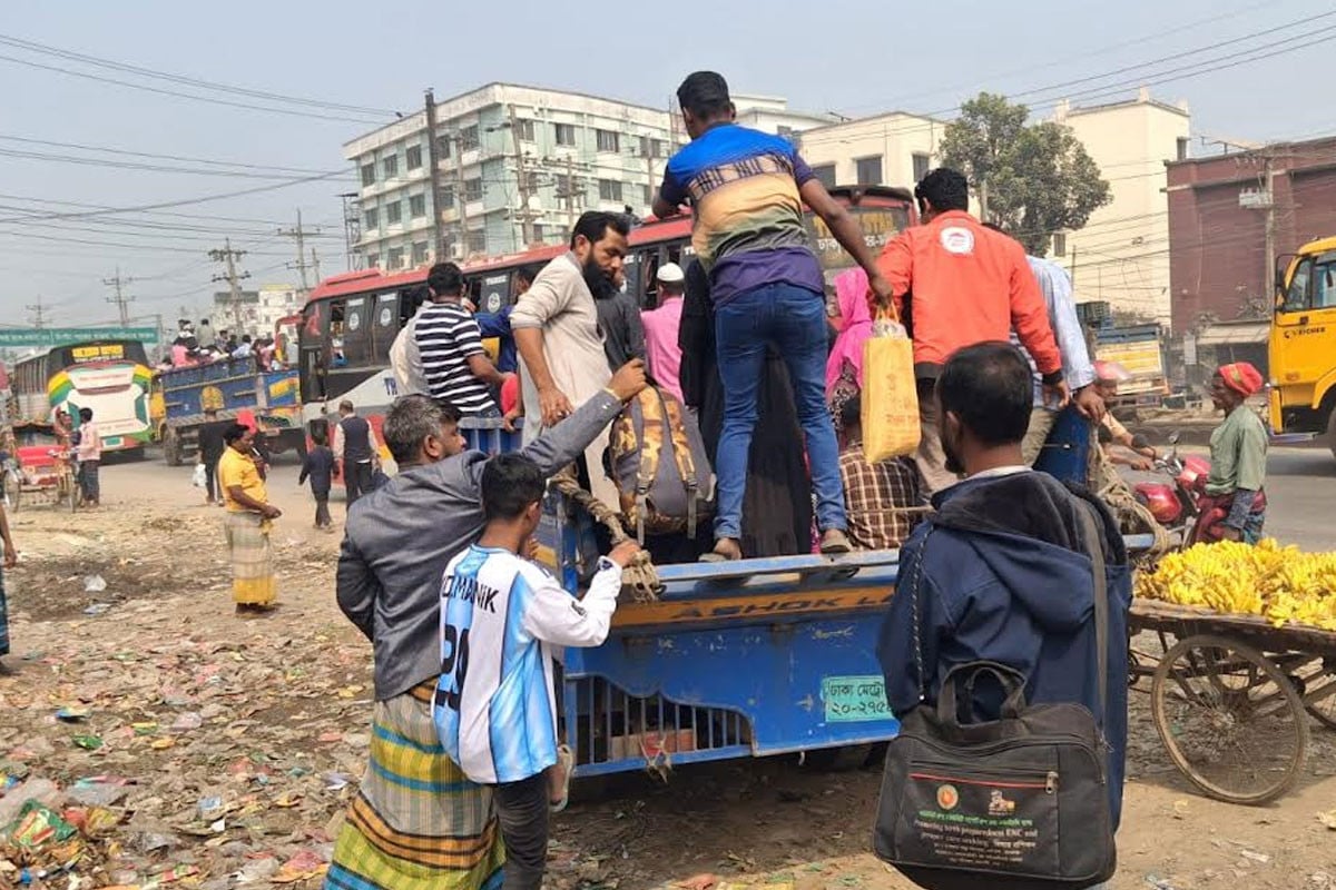 টঙ্গীতে যাত্রীবাহী বাসের সংকট, চরম দুর্ভোগে ভোটমুখী মানুষ