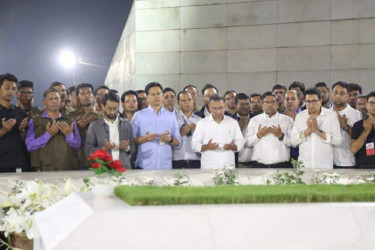 নির্বাচনী জনসভা শেষে বাবা-মায়ের কবর জিয়ারত করলেন তারেক রহমান