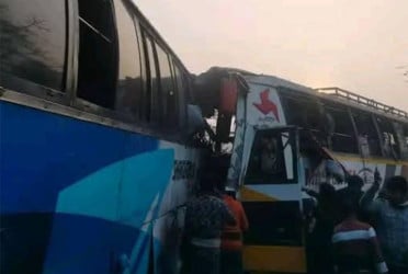 দুই বাসের সংঘর্ষে প্রাণ গেল ২ জনের
