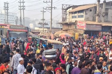 অতিরিক্ত ভাড়া আদায়ের প্রতিবাদে নবীনগর-চন্দ্রা মহাসড়ক অবরোধ