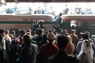 জাতীয় সংসদ নির্বাচন ও গণভোটকে কেন্দ্র করে ঘরমুখো মানুষের উপচে পড়া ভিড়