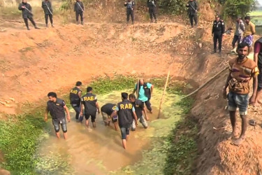 কুমিল্লায় র‌্যাবের অভিযানে পুকুর থেকে অস্ত্র উদ্ধার