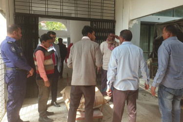 মেহেরপুরের দুই আসনে নির্বাচনী সামগ্রী বিতরণ