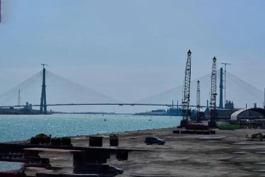 যুক্তরাষ্ট্র-কানাডা সংযোগ সেতু বন্ধের হুমকি দিলেন ট্রাম্প