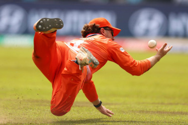 পাকিস্তানি ক্রিকেটারের ক্যাচ ছাড়ায় ভারতীয়দের বুলিংয়ের শিকার ডাচ ক্রিকেটার