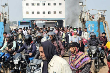 নিজ এলাকায় ভোট দিতে দৌলতদিয়া ফেরিঘাটে মানুষের ঢল