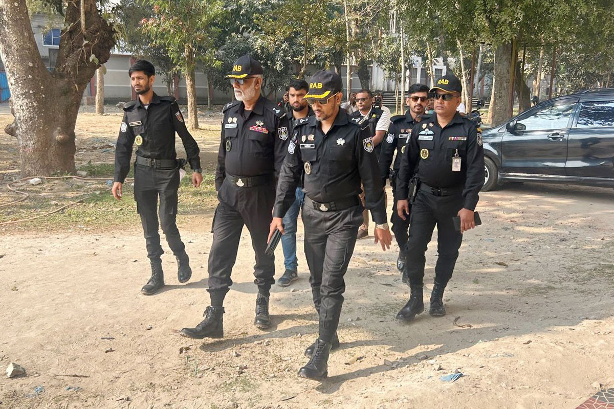 রাজবাড়ীর বিভিন্ন ভোটকেন্দ্র পরিদর্শনে র‌্যাব