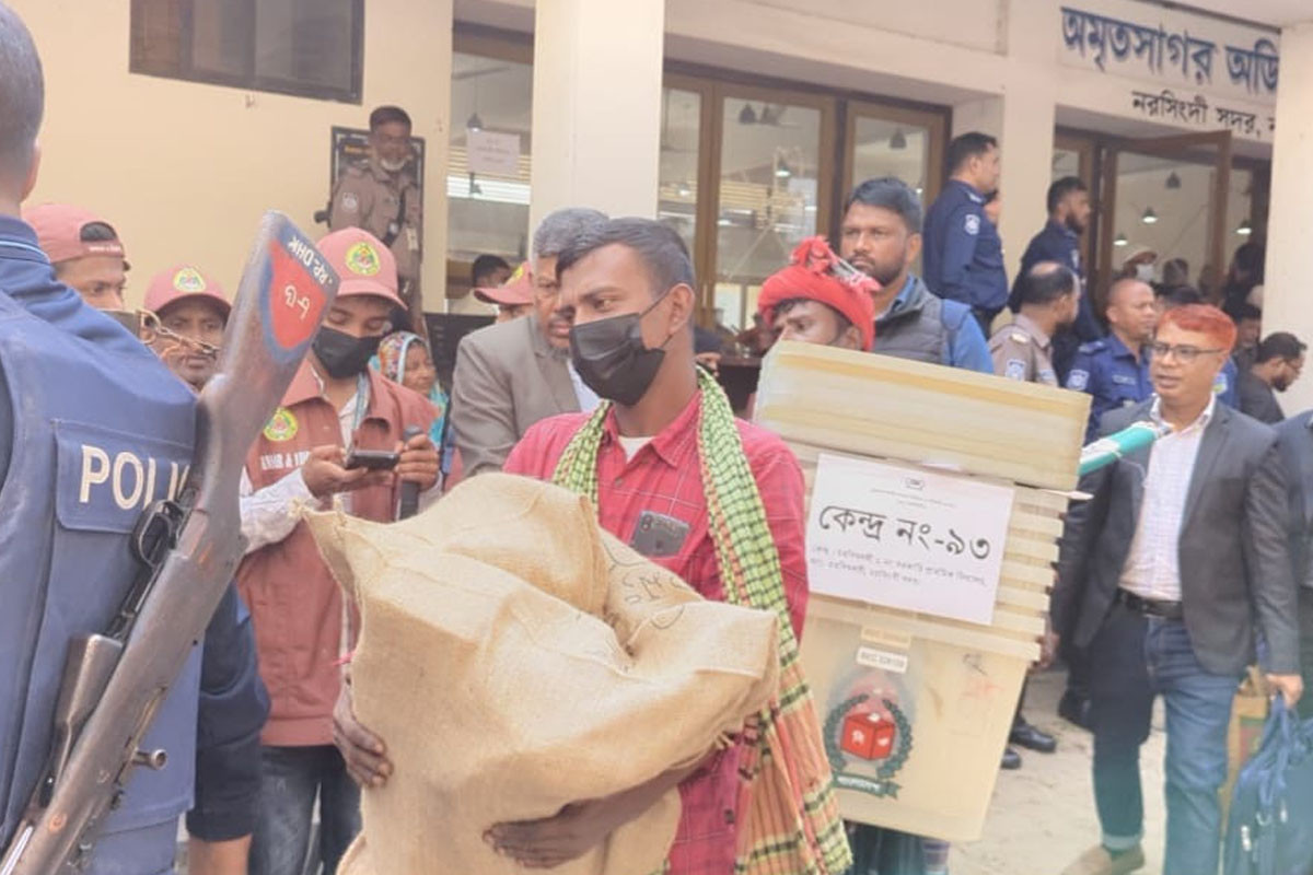 নরসিংদীর ৬৬৩ ভোট কেন্দ্রে যাচ্ছে নির্বাচনের সরঞ্জাম ও ব্যালট পেপার