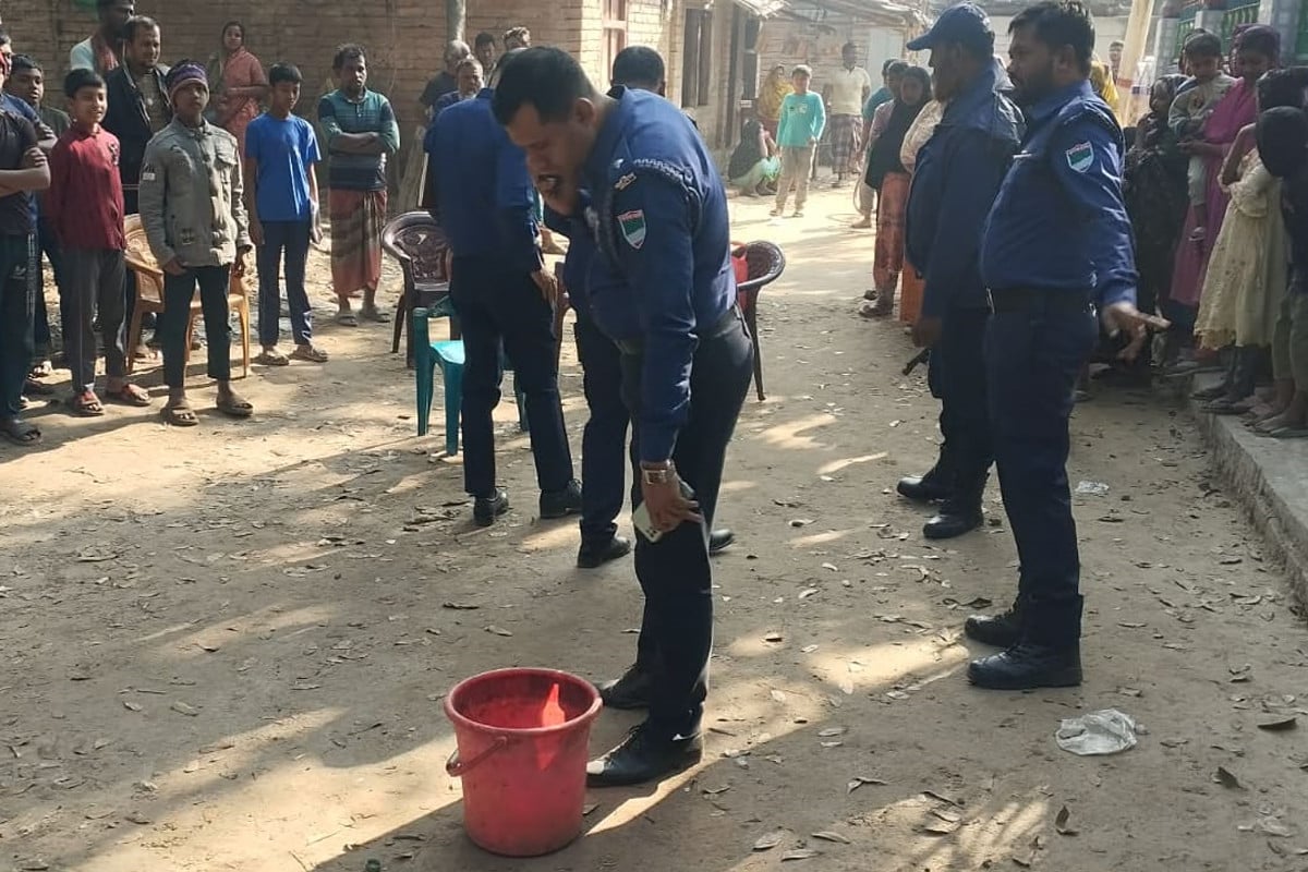 গাংনীতে ভোটকেন্দ্রের পাশে ককটেল উদ্ধার