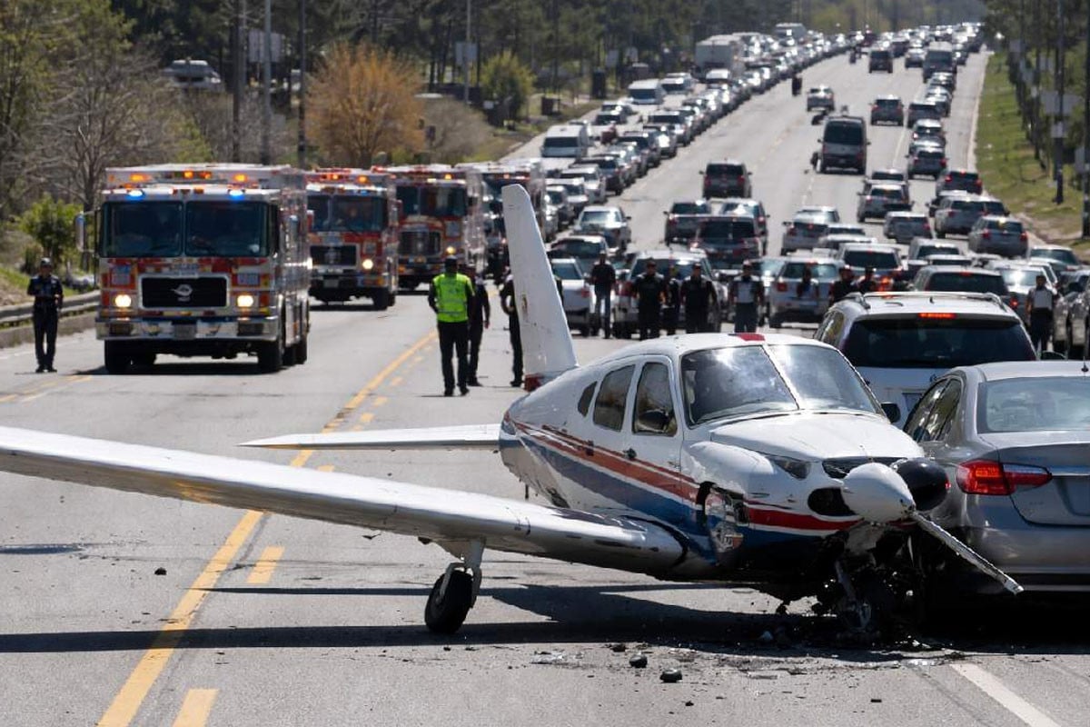 ব্যস্ত সড়কে জরুরি অবতরণ করল ছোট উড়োজাহাজ