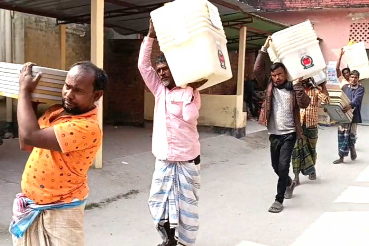 কুড়িগ্রামের ৭০৬ কেন্দ্রে নির্বাচনি সরঞ্জাম বিতরণ