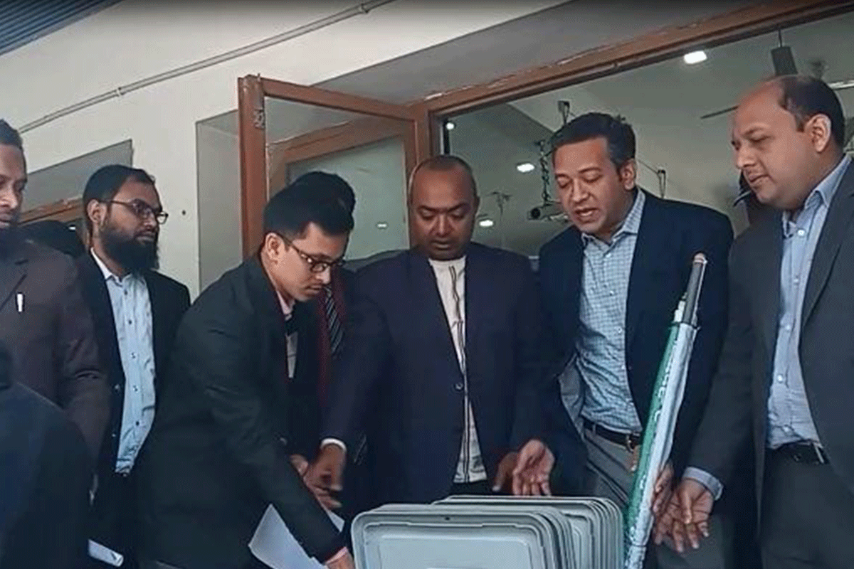 চাঁপাইনবাবগঞ্জে নির্বাচনের সরঞ্জাম বিতরণ