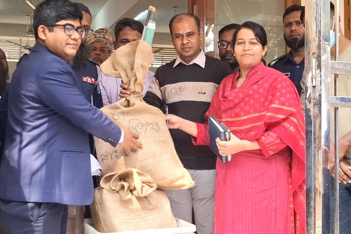 মাদারীপুরে ভোটকেন্দ্রে পৌঁছানো হচ্ছে নির্বাচনি সরঞ্জাম