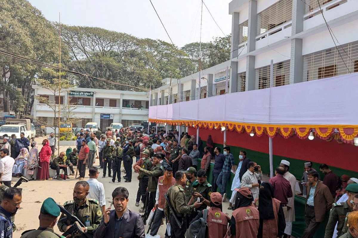 কঠোর নিরাপত্তায় ব্রাহ্মণবাড়িয়ায় নির্বাচনী সরঞ্জাম বিতরণ শুরু