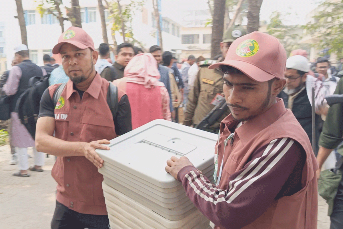 কেরানীগঞ্জে কেন্দ্রে কেন্দ্রে পৌঁছাচ্ছে ভোটের সরঞ্জাম, টহলে যৌথ বাহিনী