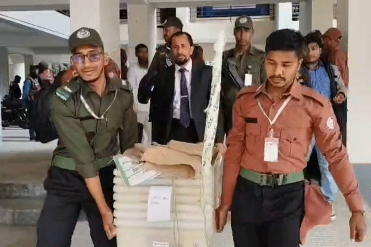 কলাপাড়ায় কেন্দ্রে কেন্দ্রে পাঠানো হচ্ছে নির্বাচনের সরঞ্জাম