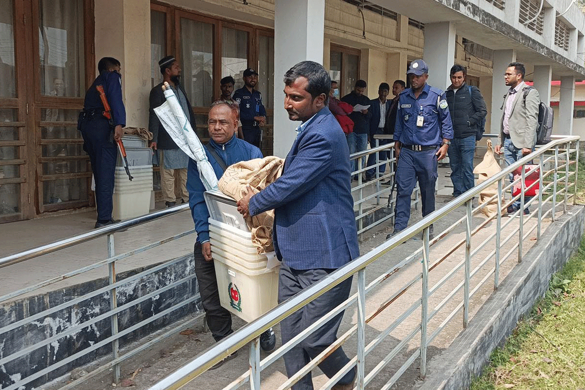 জামালপুরে নির্বাচনী সরঞ্জাম বিতরণ
