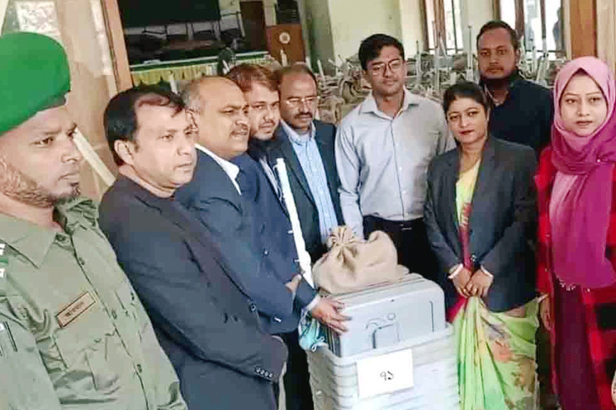 দিনাজপুরে কেন্দ্রে কেন্দ্রে যাচ্ছে নির্বাচনের সরঞ্জাম