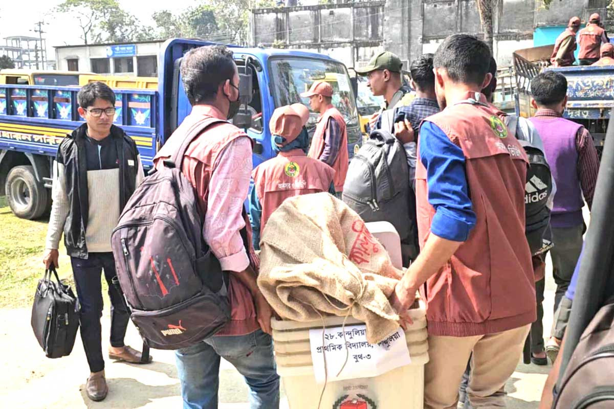 নেত্রকোনার ৬৭৬ ভোটকেন্দ্রে পাঠানো হচ্ছে নির্বাচনি সরঞ্জাম