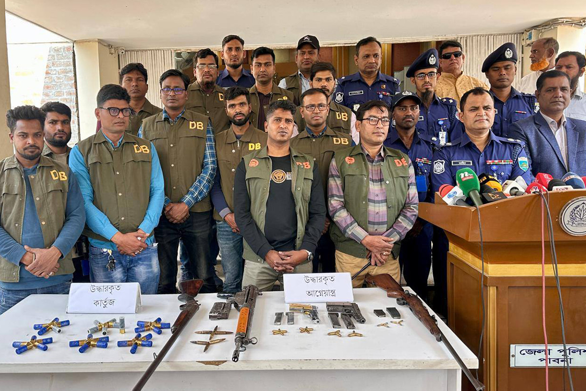 পাবনায় বিদেশি রাইফেল-পিস্তলসহ গ্রেফতার ৩