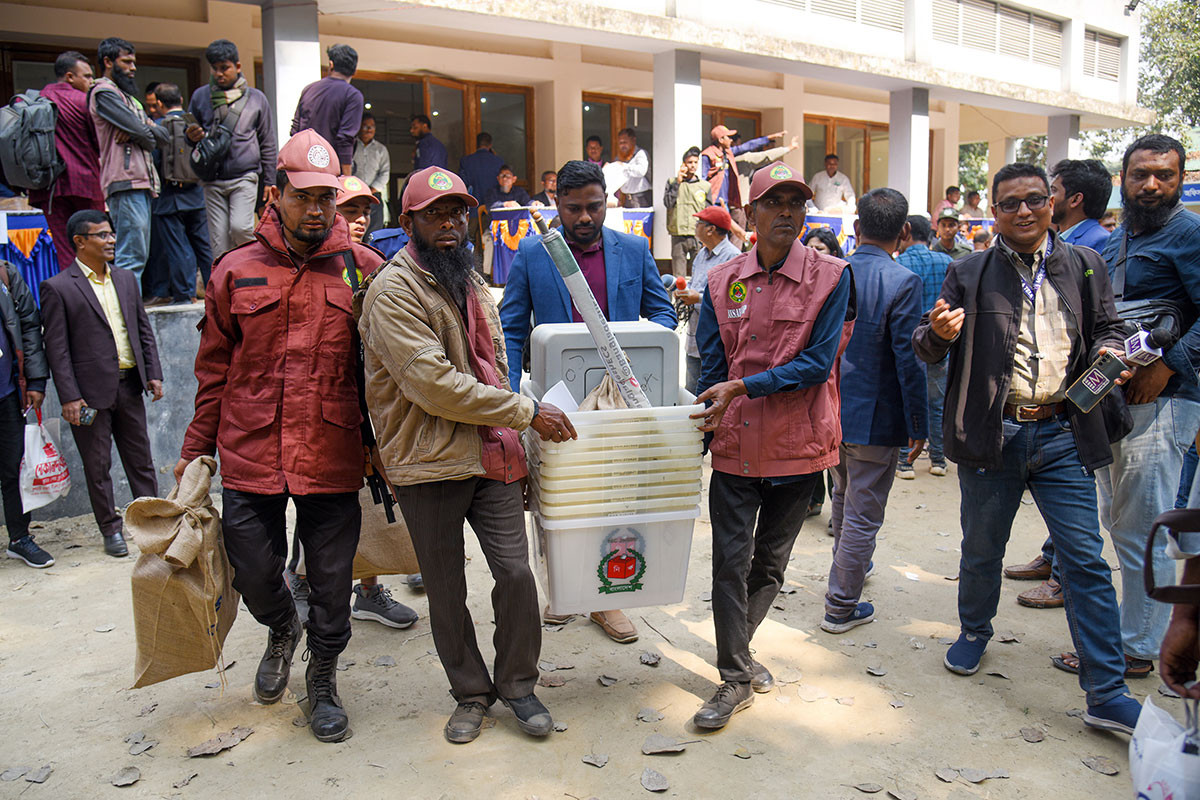 গাইবান্ধার ৬৭৫ ভোটকেন্দ্রে যাচ্ছে নির্বাচনী সরঞ্জাম