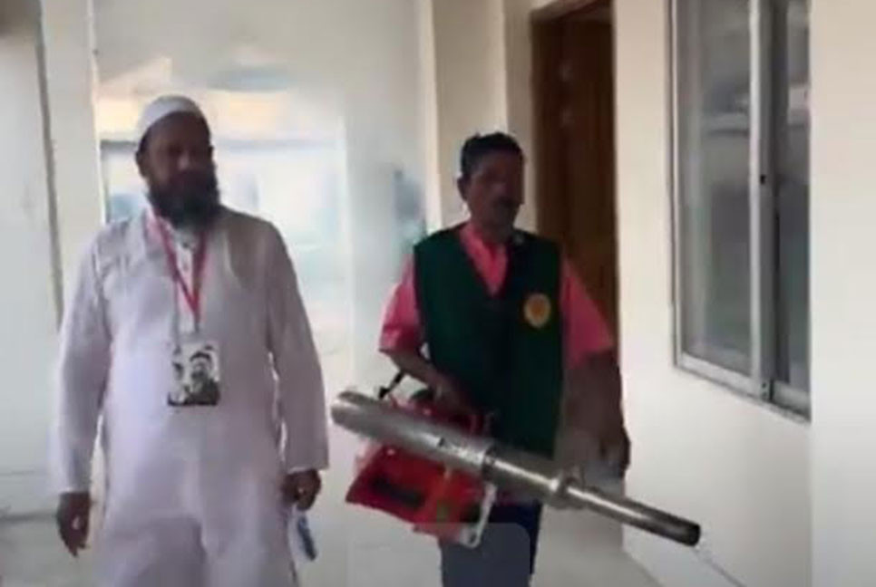 টঙ্গীতে ভোটকেন্দ্রে মশা নিধন কার্যক্রম
