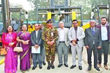 দুর্যোগকালীন সরঞ্জাম দেওয়া হলো সশস্ত্র বাহিনীকে