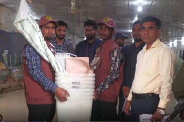 ঝালকাঠির ২৩৭ কেন্দ্রে পৌঁছাচ্ছে নির্বাচনী সরঞ্জাম