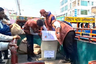 জয়পুরহাটে কেন্দ্রে কেন্দ্রে পাঠানো হচ্ছে নির্বাচনি সরঞ্জাম