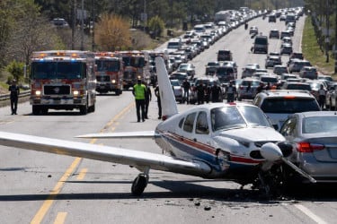 ব্যস্ত সড়কে জরুরি অবতরণ করল ছোট উড়োজাহাজ