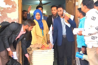 মোংলায় কেন্দ্রে কেন্দ্রে পাঠানো হচ্ছে নির্বাচনি সরঞ্জাম
