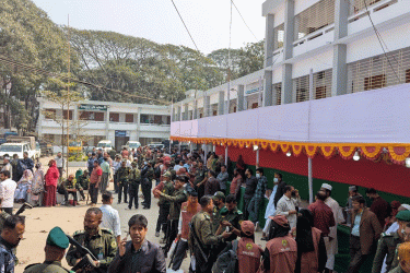 কঠোর নিরাপত্তায় ব্রাহ্মণবাড়িয়ায় নির্বাচনী সরঞ্জাম বিতরণ শুরু