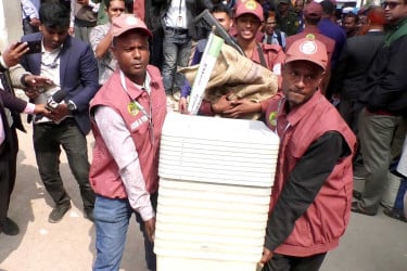 লক্ষ্মীপুরে কেন্দ্রে কেন্দ্রে যাচ্ছে নির্বাচনি সরঞ্জাম